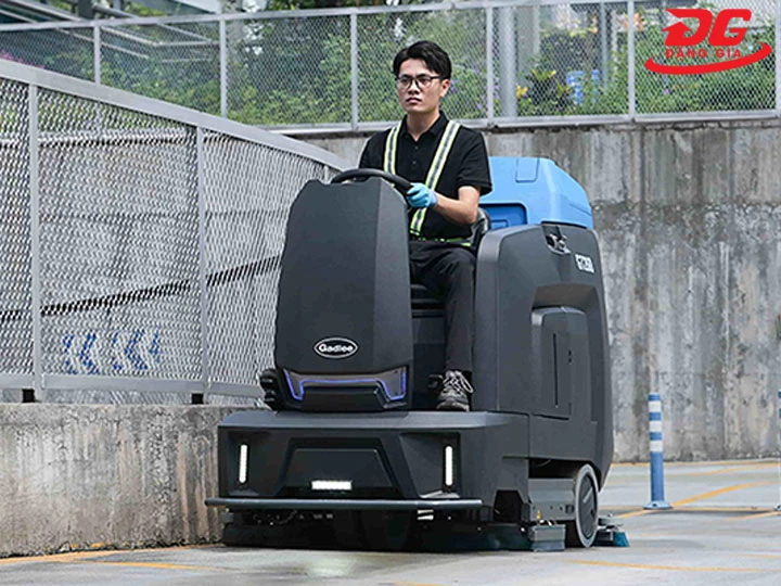 máy chà sàn Gadlee có gạt nước hình chữ v