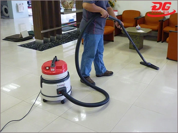 Máy hút bụi công nghiệp Typhoon KS-M335 có sức chứa bụi 80 lít