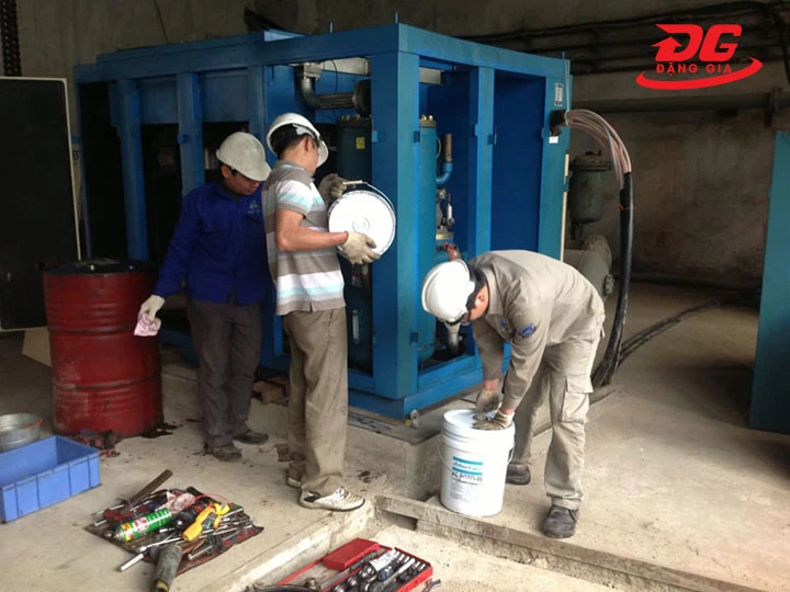 thay dầu máy nén khí trục vít