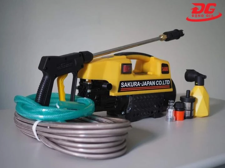Máy rửa xe Sakura phun rửa mạnh mẽ