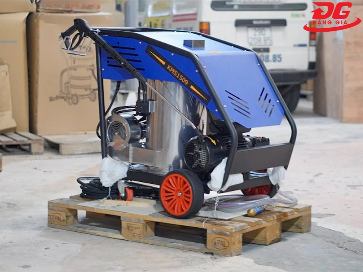 Máy rửa xe hơi nước nóng
