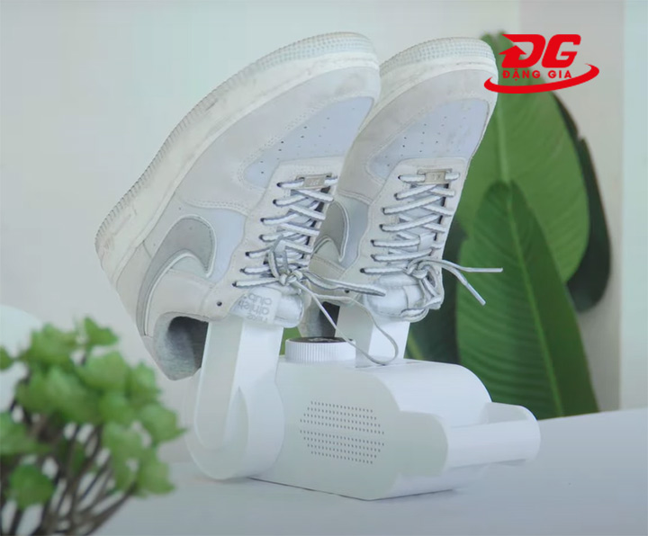 Để giày lên ống sấy 