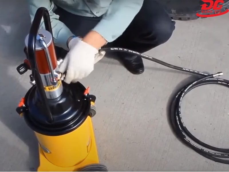 Lắp dây dẫn mỡ vào thân máy