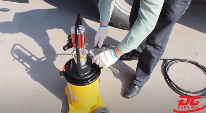Lắp ráp các phụ kiện máy bơm mỡ