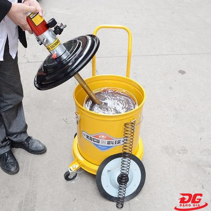 Đổ mỡ vào thùng chứa mỡ