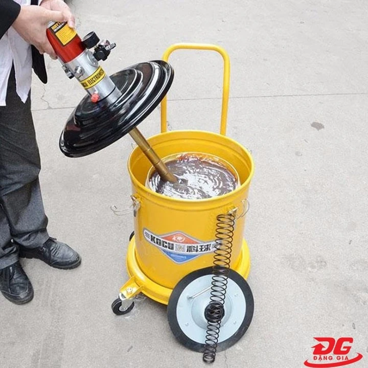 Đổ mỡ vào thùng chứa mỡ