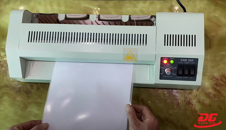 Đưa thẳng vật phẩm cần ép vào máy