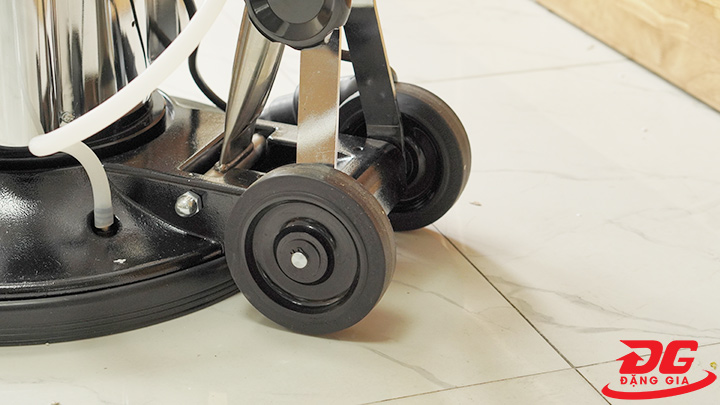 Hai bánh xe đẩy phía sau máy thuận tiện cho người dùng