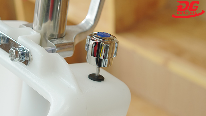 Núm điều chỉnh lượng nước/hoá chất chảy ra để chà sàn