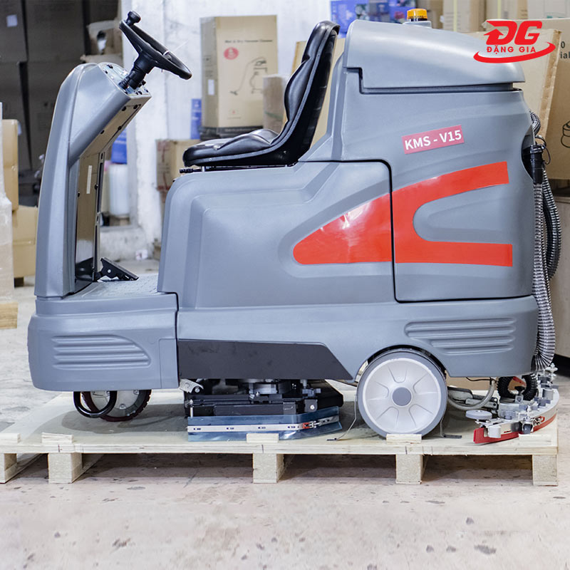 Máy chà sàn công nghiệp ngồi lái Kumisai KMS-V15 dùng vệ sinh tại các không gian lớn như công trường, siêu thị, trung tâm thương mại,....