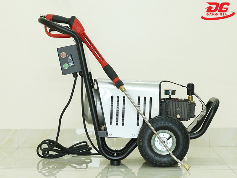 Máy rửa xe Lutian 2200psi có khả năng xịt rửa mạnh mẽ