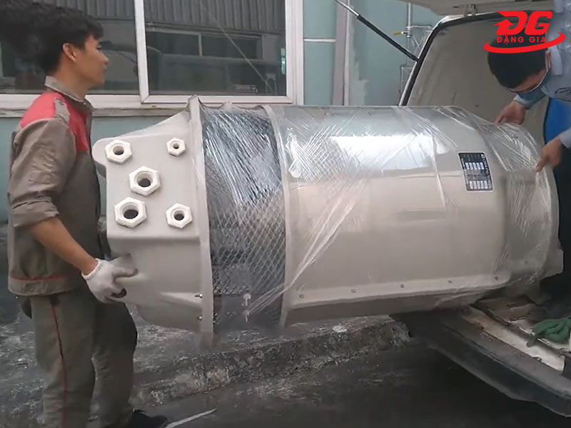 TASHIN TSC 10RT có thiết kế nhỏ gọn với trọng lượng khô khoảng 48kg