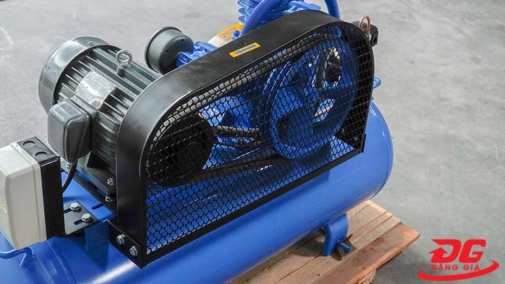 Tấm lưới sắt phía sau máy