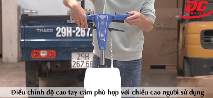 Điều chỉnh độ cao tay cầm cho phù hợp với chiều cao người dùng
