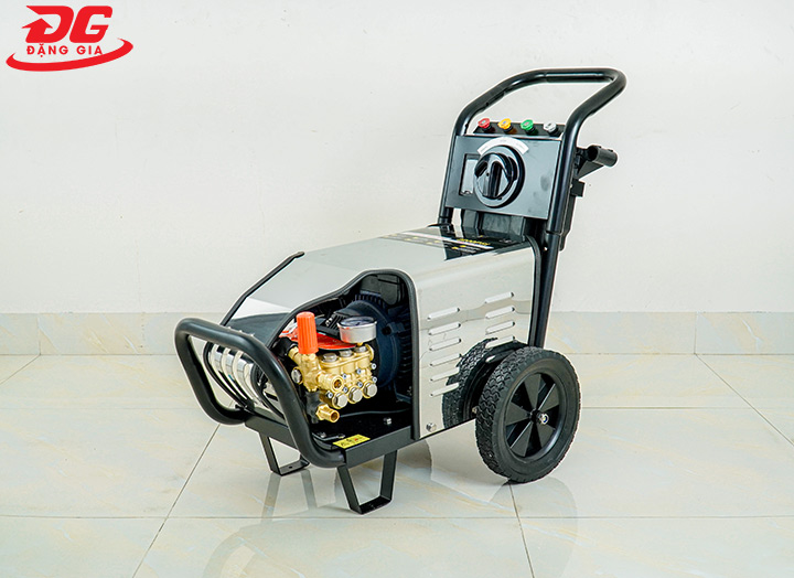 Máy xịt rửa xe cao áp