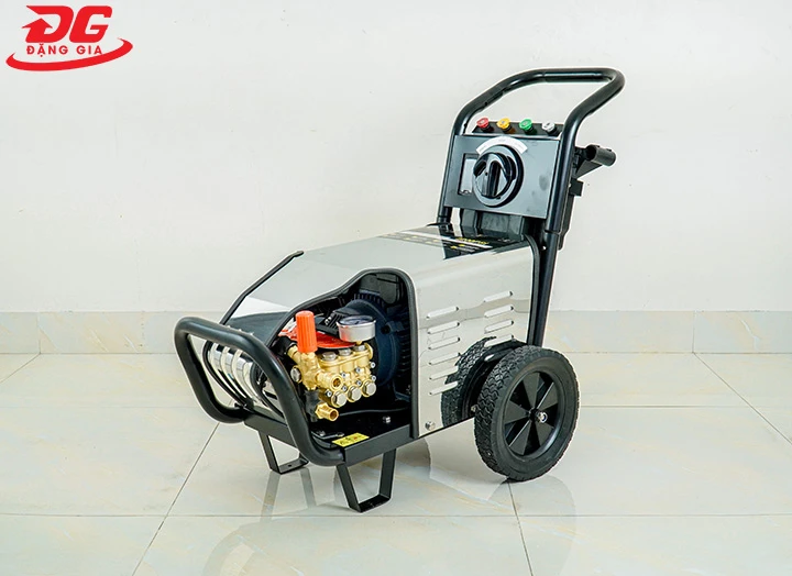 Máy xịt rửa xe cao áp