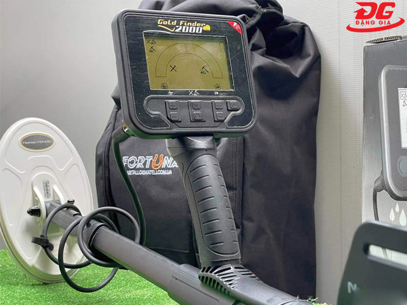 Vệ sinh máy dò Gold Finder 2000 sạch sẽ sau khi sử dụng để đảm bảo độ bền bỉ