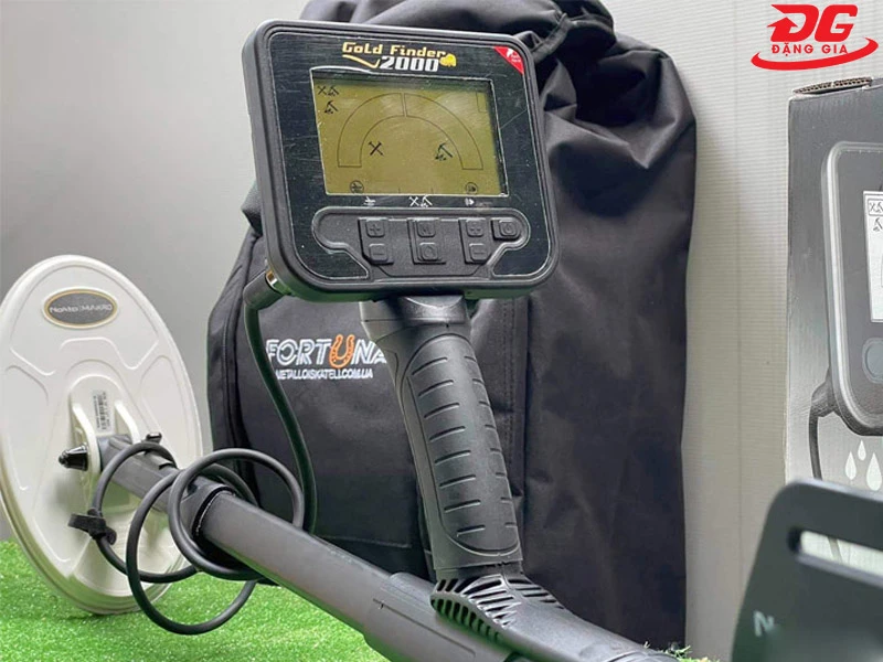 Vệ sinh máy dò Gold Finder 2000 sạch sẽ sau khi sử dụng để đảm bảo độ bền bỉ