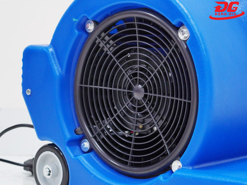 Cánh quạt gắn vào trục motor với công suất 1000W