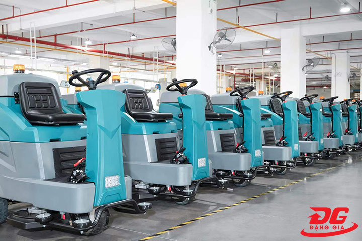 Máy chà sàn ngồi lái Kumisai được cải tiến mạnh mẽ