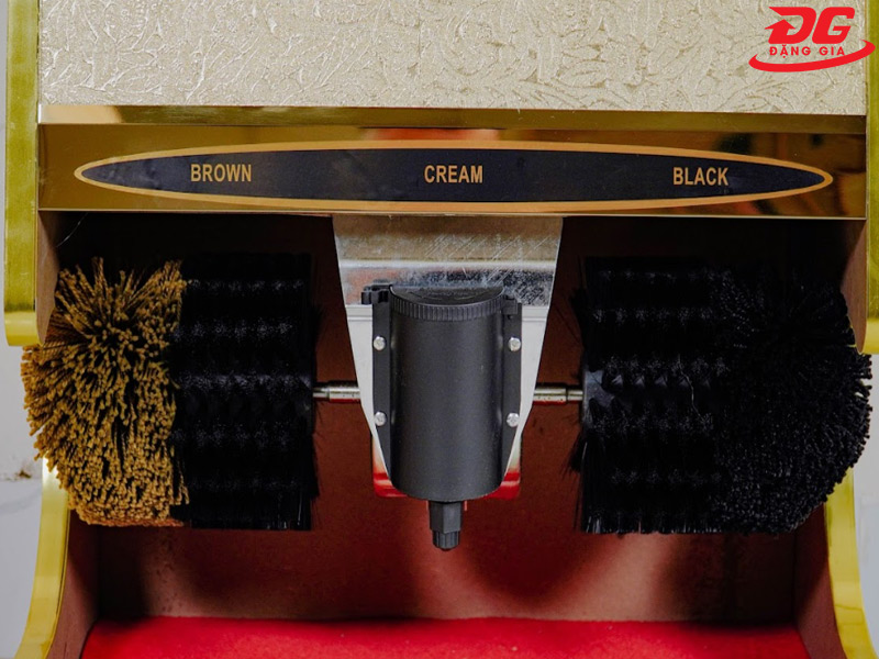 Chổi đánh giày và hộp chứa xi
