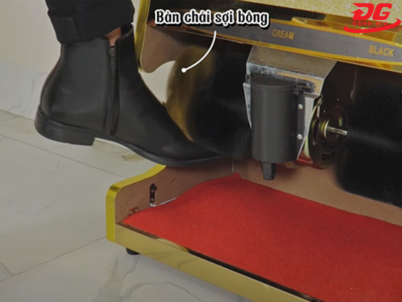 Đưa giày vào vị trí chổi đánh bóng