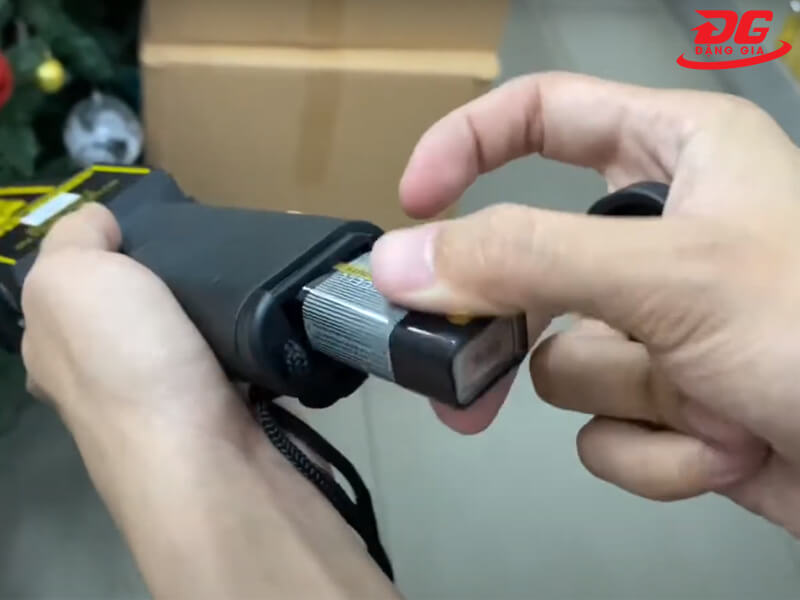 Lắp pin vào khay pin