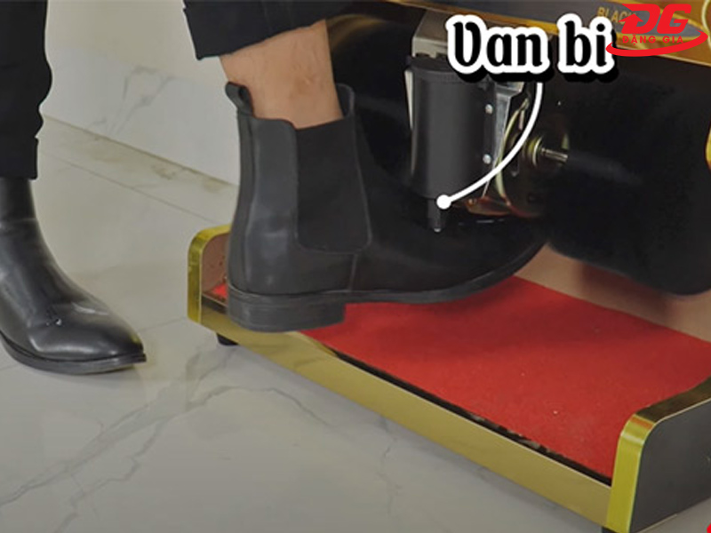 Đưa giày đến phía dưới hộp đựng xi