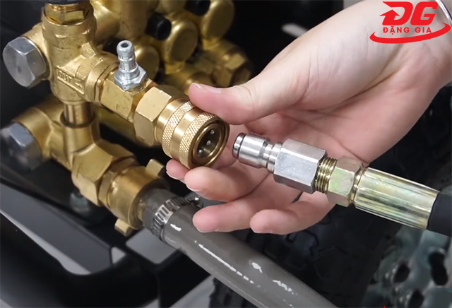 Lắp khớp đồng đầu cái vào đầu nước ra của máy rửa xe