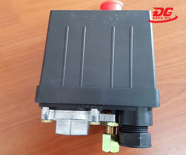 Rơ le áp suất của máy