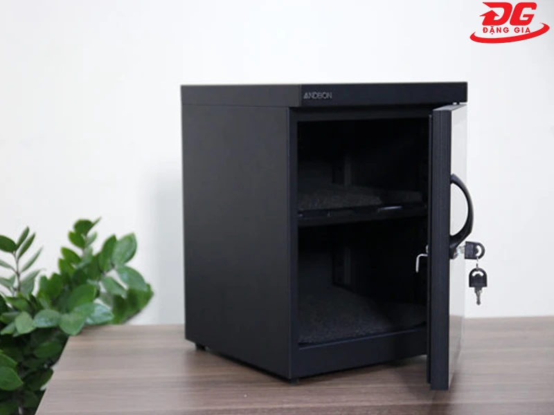 Khoang chứa rộng rãi với hai ngăn và một khay có thể tháo rời