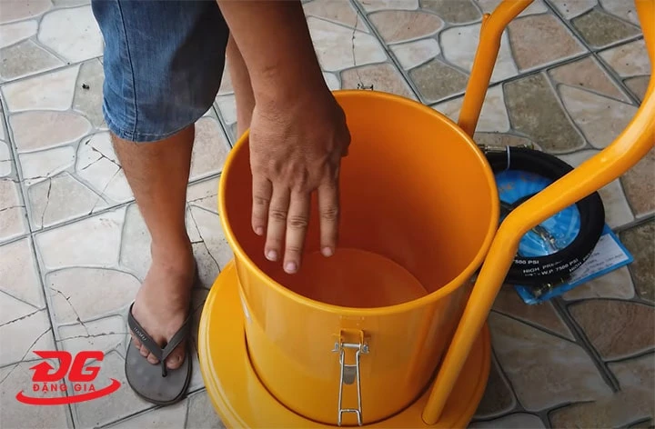 Máy bơm mỡ khí nén Palada PD-10 có thùng chứa lớn