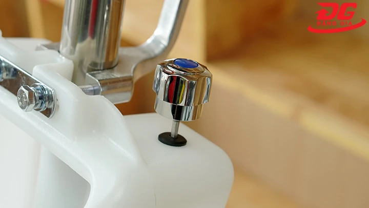Xoay núm điều chỉnh sang trái hoặc sang phải để đóng và xả hóa chất