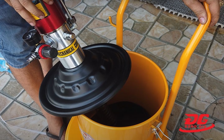 Dọn dẹp, bảo quản máy bơm mỡ cùng phụ kiện