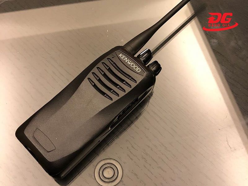 Mua bộ đàm liên lạc Kenwood TK2407 giá rẻ, chính hãng chỉ có tại Đặng Gia