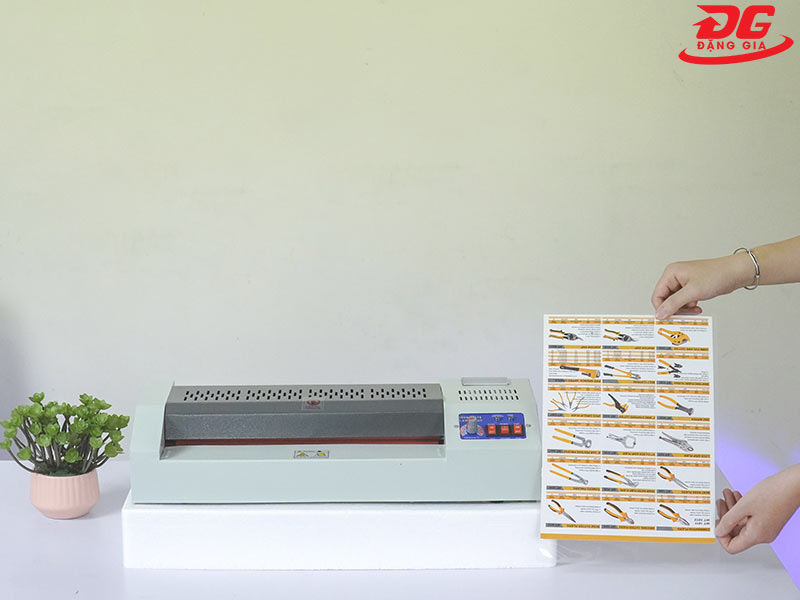 Kiểu dáng máy hiện đại, không chiếm nhiều không gian bàn làm việc