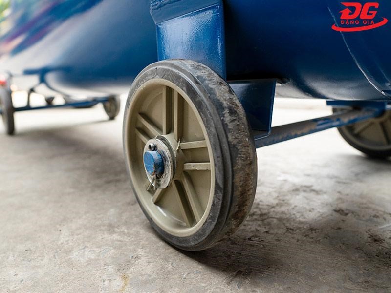 Bánh xe giúp người dùng dễ dàng di chuyển máy đến nhiều vị trí vệ sinh khác nhau