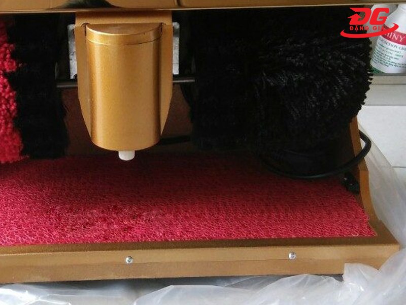 Sử dụng chổi đen để làm sạch bụi bẩn trên giày