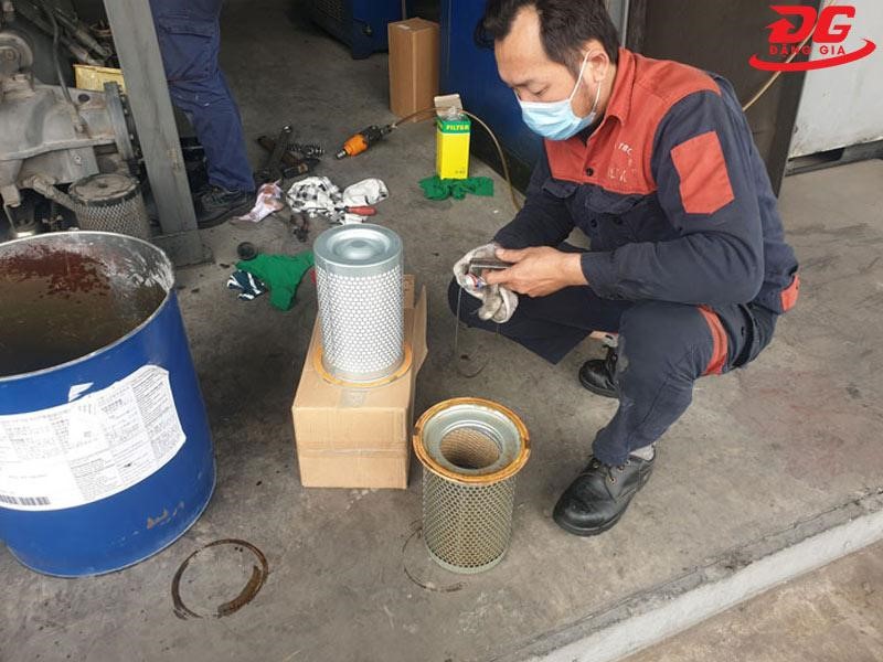 Kiểm tra và vệ sinh máy nén khí trục vít thường xuyên để tăng thêm độ bền