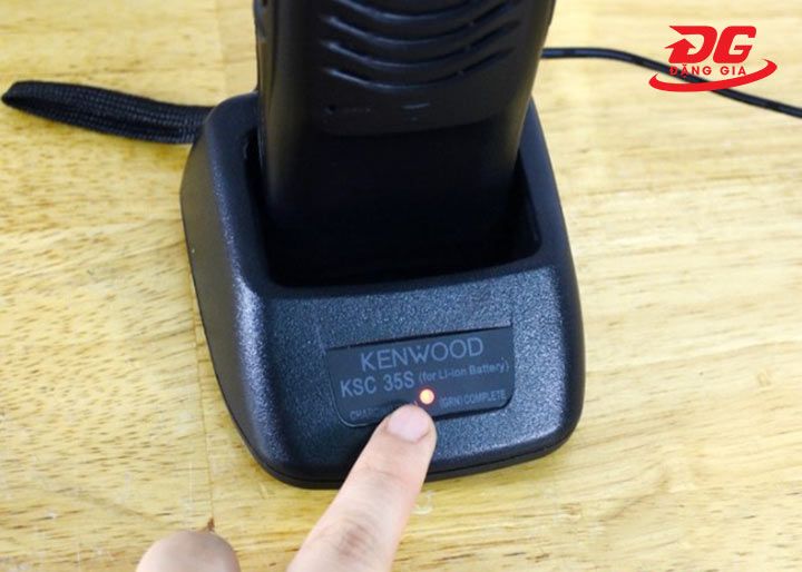 Cốc sạc pin đi kèm với máy