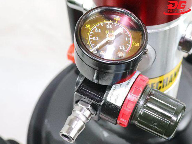 Đồng hồ và cụm chỉnh áp suất khí nén của máy