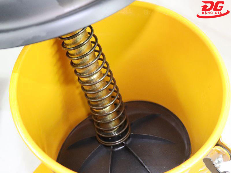 Kocu GZ 85B trang bị lò xo và phớt da tạo lực nén giúp đẩy mỡ ra ngoài ổn định hơn