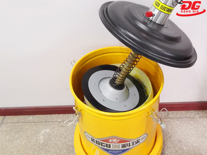 Thùng chứa 45 lít đựng được cả xô mỡ 18kg