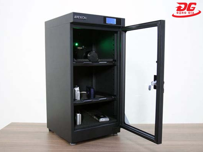 Tủ chống ẩm Andbon giúp bảo vệ thiết bị khỏi sự xâm nhập của ấm, nấm mốc