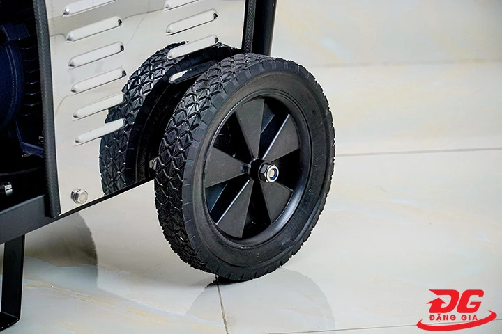 Hệ thống bánh xe đa hướng trợ lực, di chuyển máy dễ dàng đến mọi vị trí