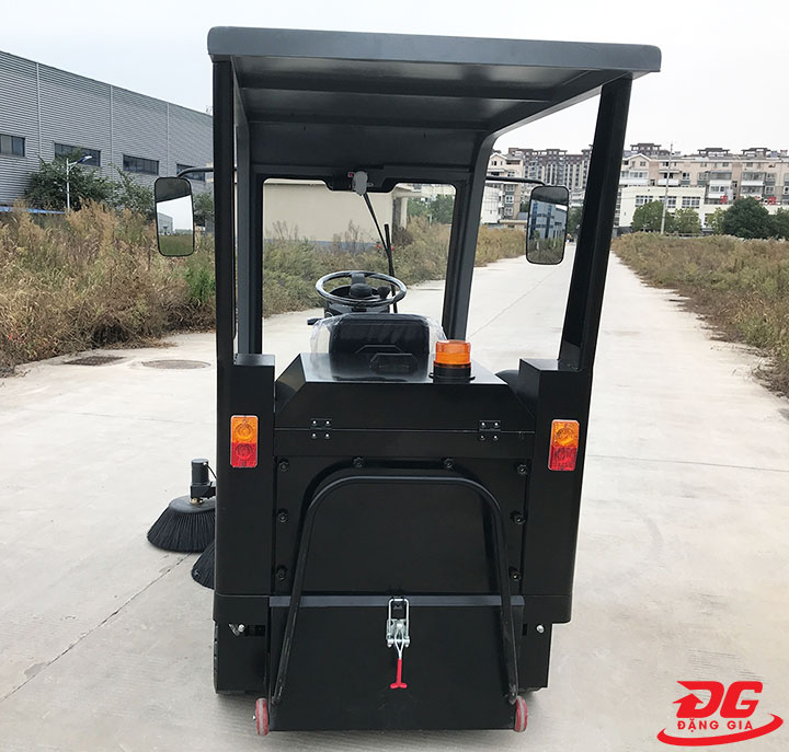 Xe quét rác ngồi lái Kumisai KMS-1800E chính hãng