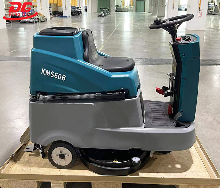 Hình ảnh thực tế Máy chà sàn liên hợp ngồi lái Kumisai KMS 60B