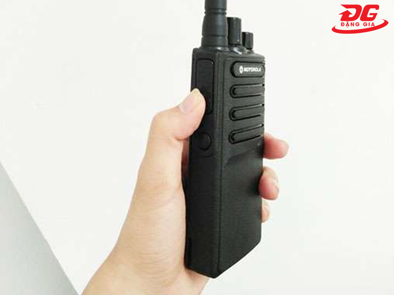 Nhấn giữ nút PTT để bắt đầu cuộc đàm thoại