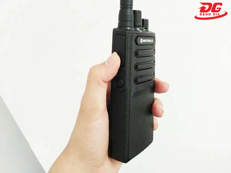 Nhấn giữ nút PTT để bắt đầu cuộc đàm thoại
