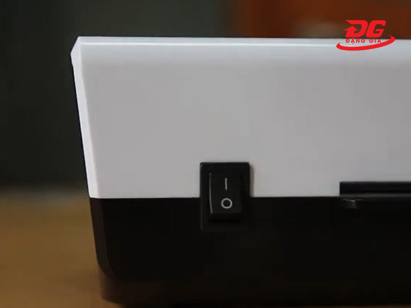 Bật nút công tắc nguồn sang vị trí I để khởi động máy